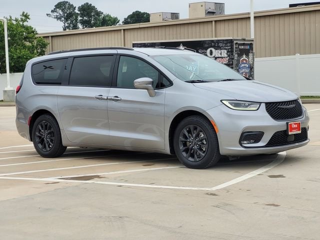 2021 Chrysler Pacifica Touring's photo