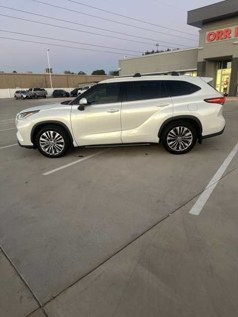 2022 Toyota Highlander Platinum's photo