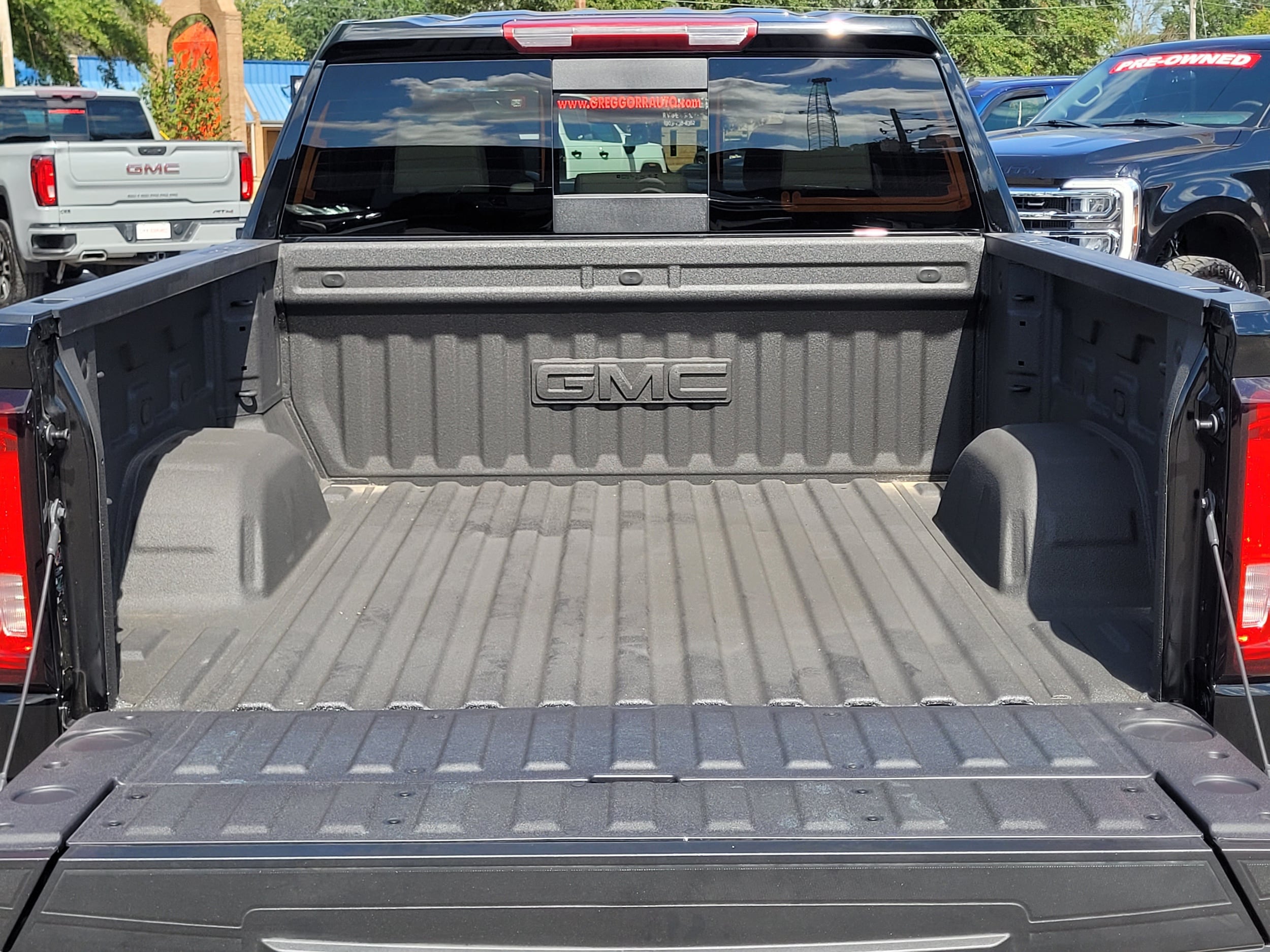 2026 GMC Sierra 1500 SLT - Photo 9