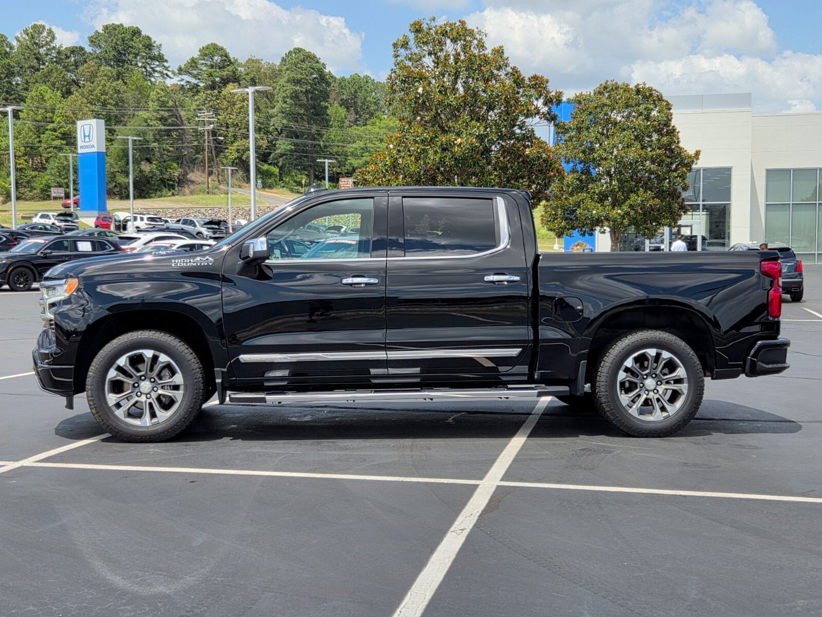 Used 2023 Chevrolet Silverado 1500 High Country with VIN 1GCUDJE87PZ182800 for sale in Little Rock