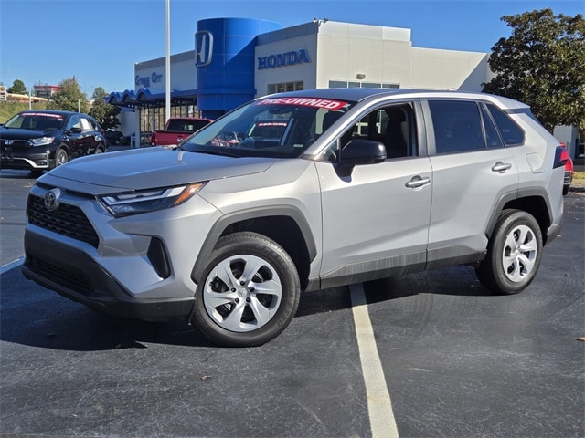 2025 Toyota RAV4 LE's photo