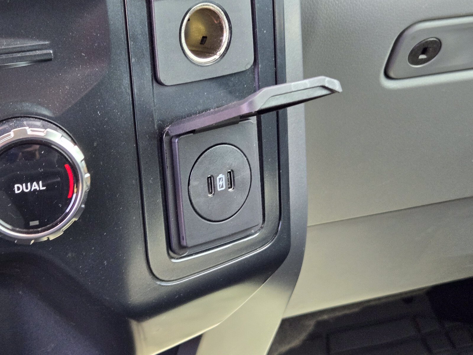 2025 Ford F-150 XLT - Photo 25