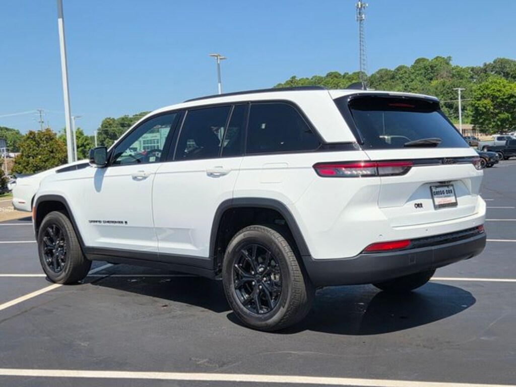 Used 2024 Jeep Grand Cherokee Laredo SUV