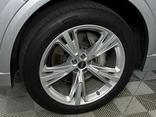 2022 Audi Q8 55 Premium Plus photo 3