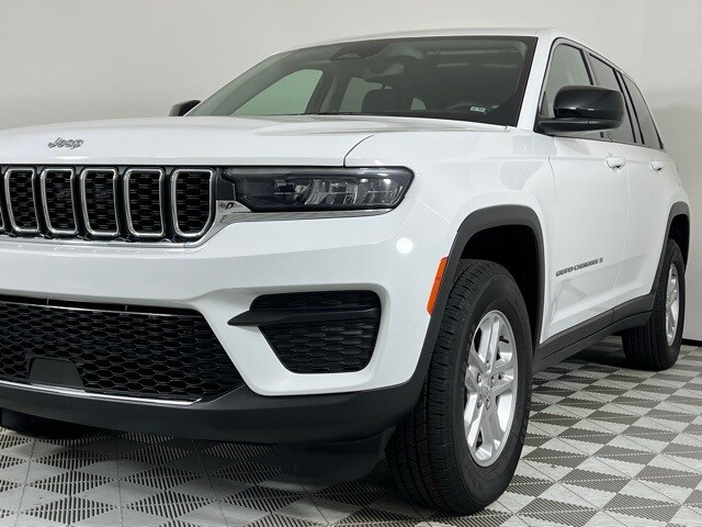 2023 Jeep Grand Cherokee Laredo photo 3