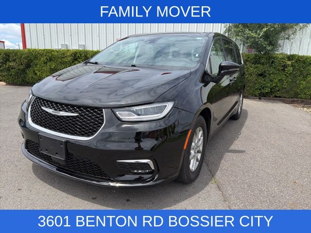 2024 Chrysler Pacifica Touring L's photo