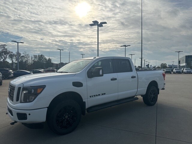 2018 Nissan Titan Crew Cab SL photo 2