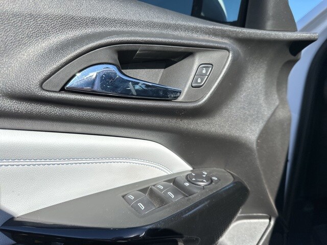 2024 Chevrolet Trax LT photo 2