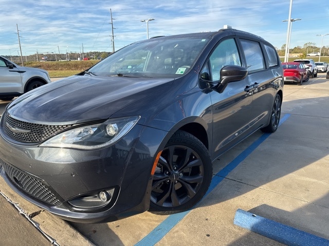2020 Chrysler Pacifica Touring L Plus's photo