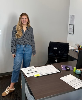 Staff member Ann Knight from ID_5bf102