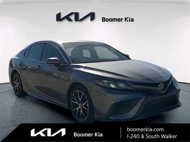 2022 Toyota Camry SE photo 3