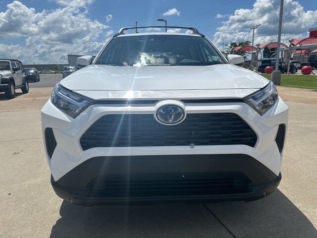 2023 Toyota RAV4 Hybrid XLE photo 2