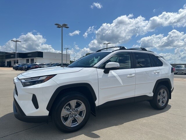 2023 Toyota RAV4 Hybrid XLE photo 3