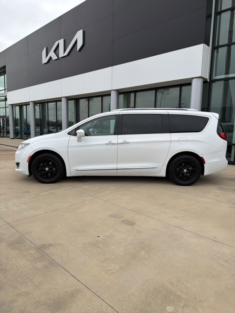 2020 Chrysler Pacifica Touring L's photo