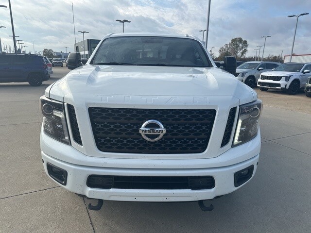 2018 Nissan Titan Crew Cab SL photo 3