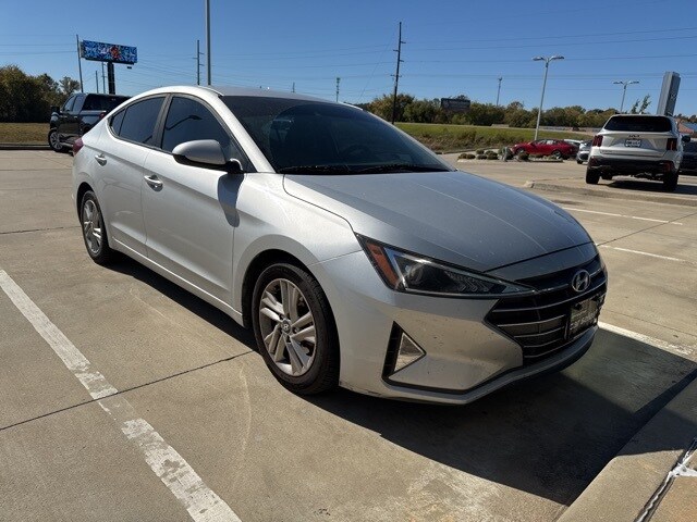 2019 Hyundai Elantra SEL photo 3