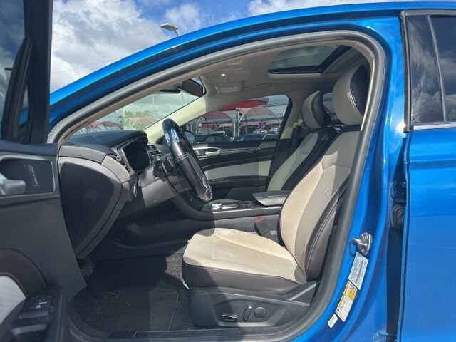 2019 Ford Fusion SE photo 2