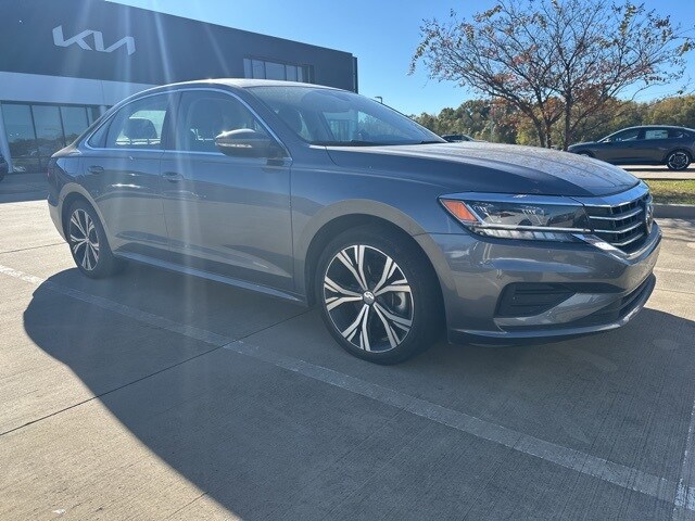 2021 Volkswagen Passat 2.0T SE photo 2