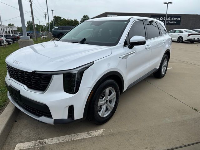 2025 Kia Sorento LX AT's photo