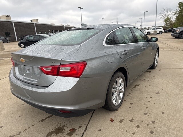 2024 Chevrolet Malibu 1LT photo 2