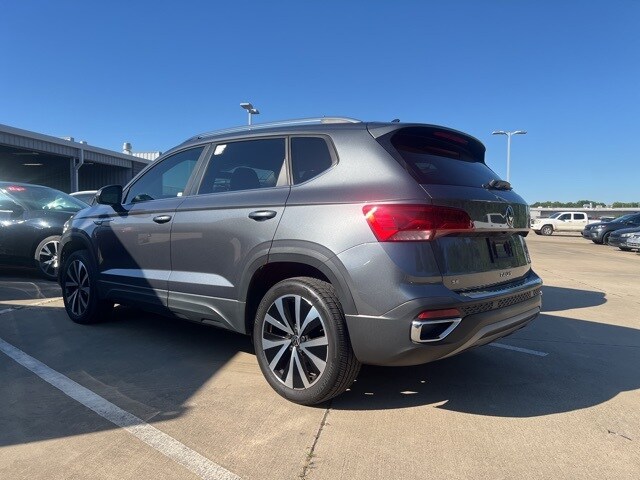 2022 Volkswagen Taos SE photo 2