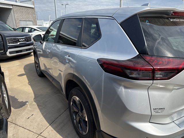 2024 Nissan Rogue SV photo 3