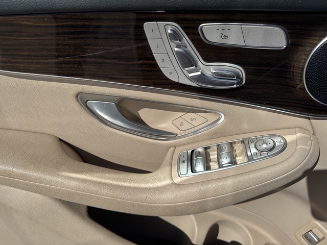 2022 Mercedes Benz GLC 300 photo 3