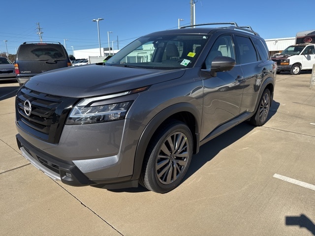 2023 Nissan Pathfinder SL's photo