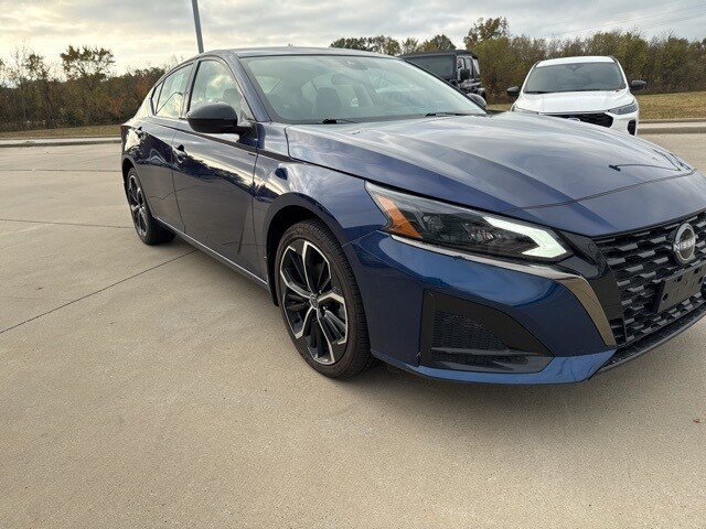 2024 Nissan Altima 2.5 SR photo 2