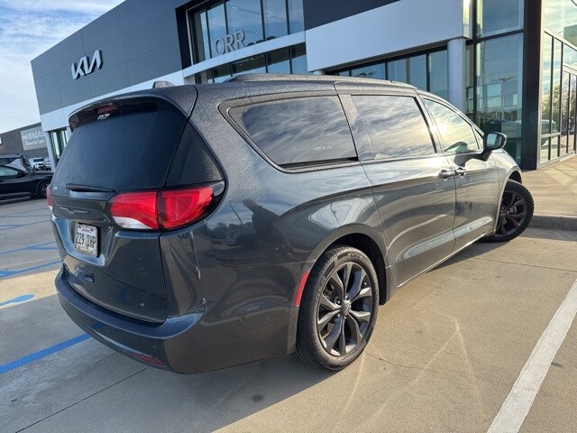 2020 Chrysler Pacifica Touring Plus photo 3