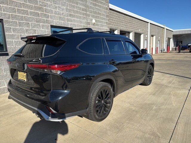 2023 Toyota Highlander L photo 3