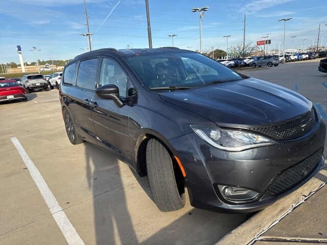 2020 Chrysler Pacifica Touring Plus photo 2