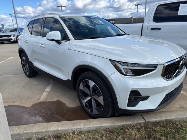 2023 Volvo XC40 AWD Plus photo 2