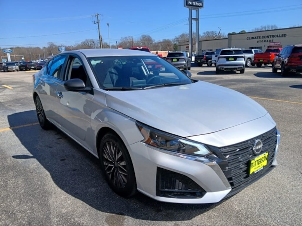 Used 2025 Nissan Altima SV Sedan