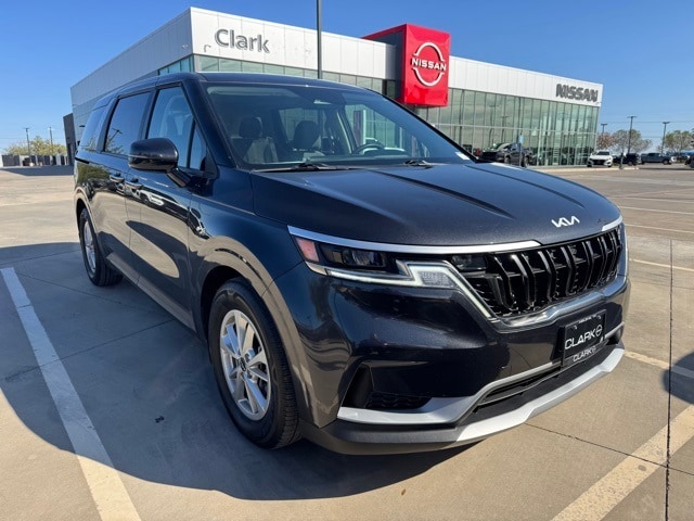 2024 Kia Carnival LX's photo