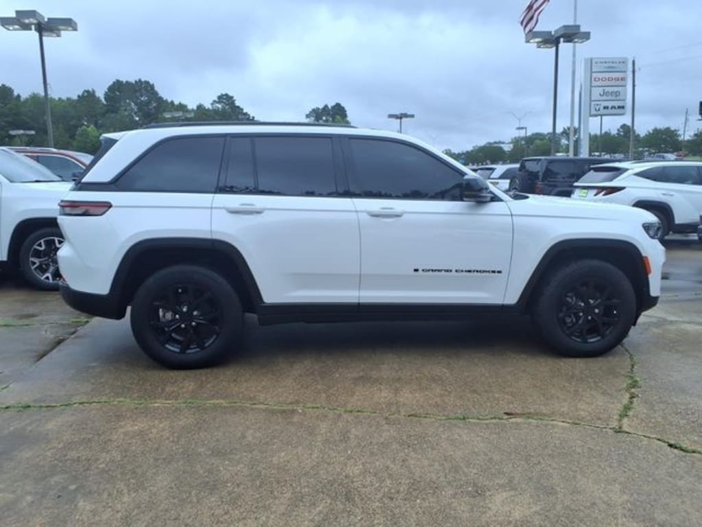Used 2025 Jeep Grand Cherokee Laredo SUV