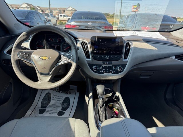 2023 Chevrolet Malibu 1LT photo 3