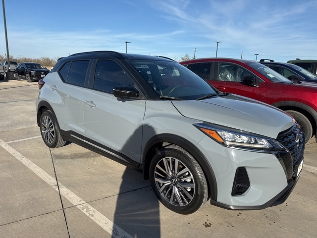 2023 Nissan Kicks SR's photo