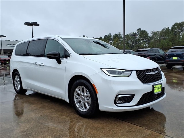 2025 Chrysler Pacifica Select's photo