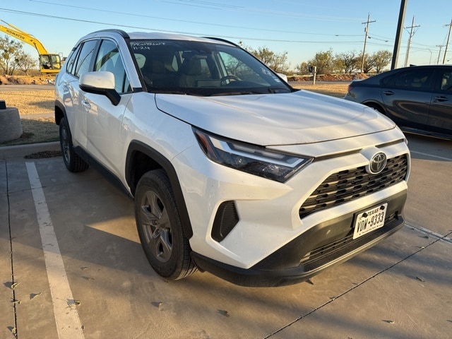 2024 Toyota RAV4 XLE's photo