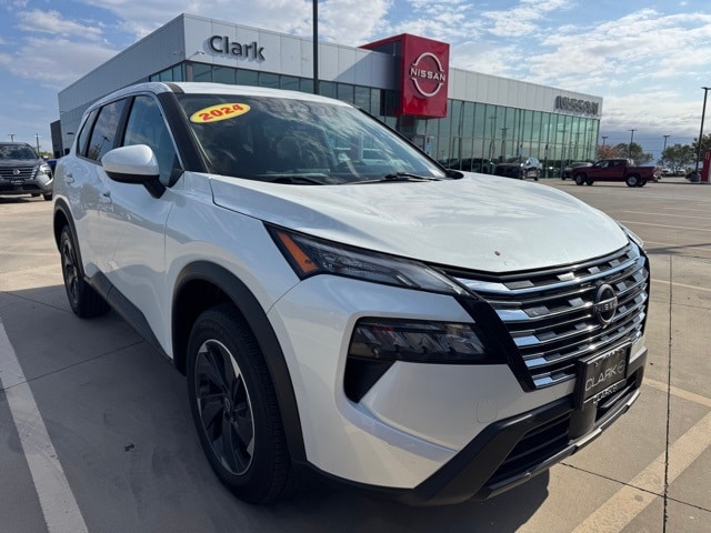 2024 Nissan Rogue SV's photo