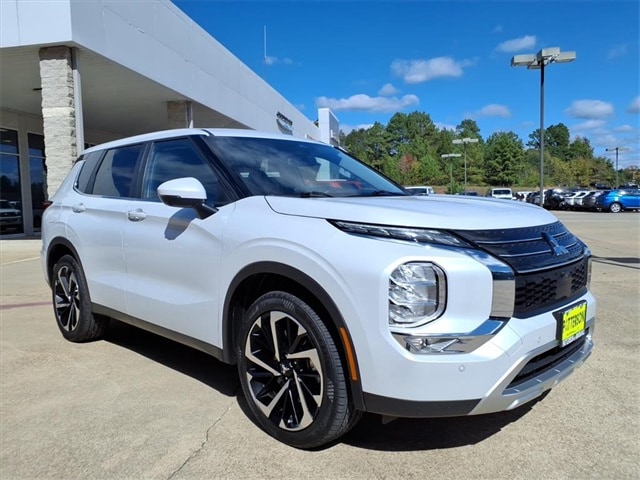 2024 Mitsubishi Outlander SE's photo