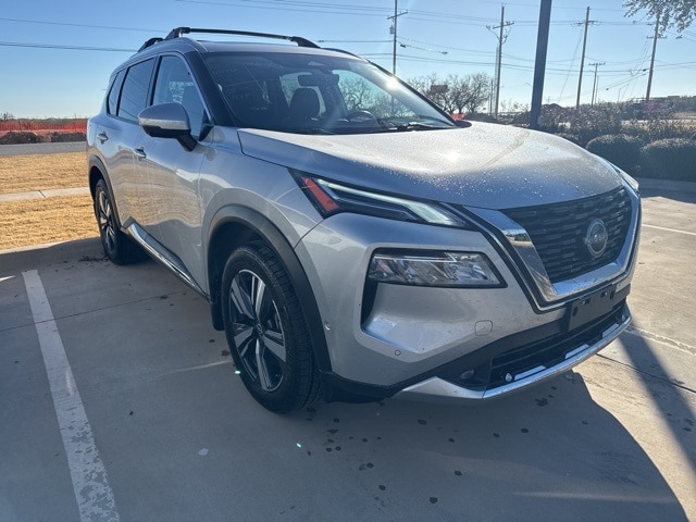 2022 Nissan Rogue Platinum's photo