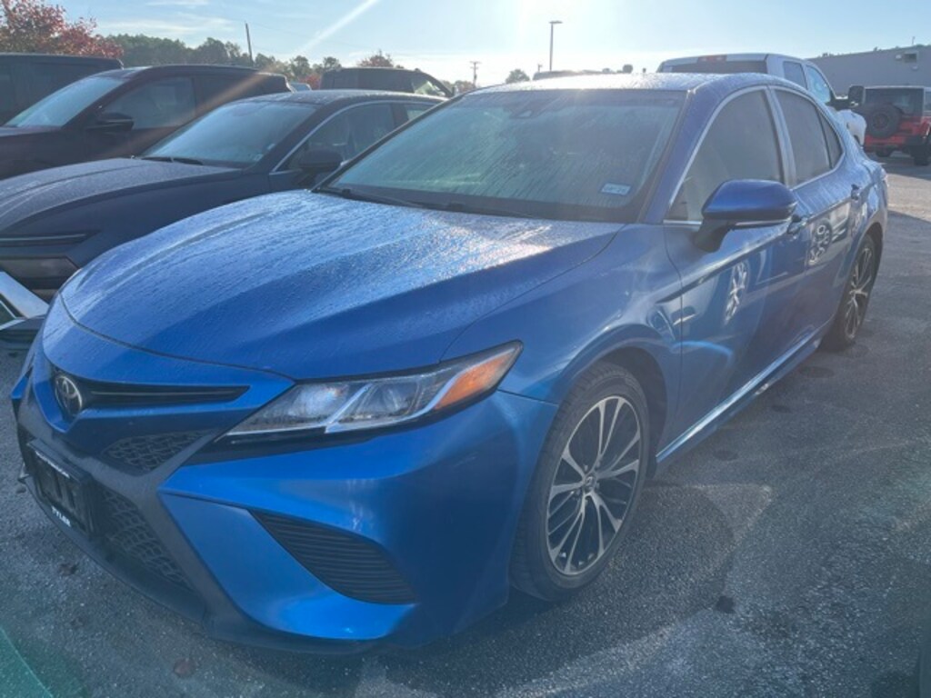 Used 2018 Toyota Camry SE Sedan