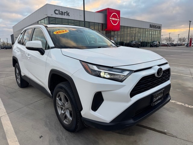 2024 Toyota RAV4 XLE's photo