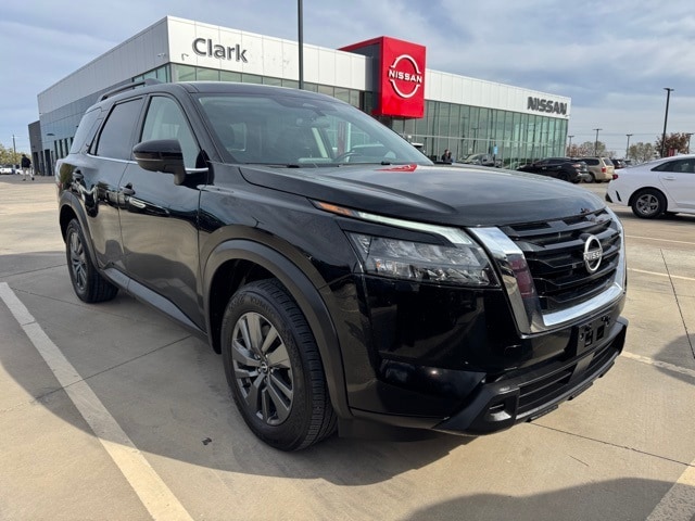 2024 Nissan Pathfinder SV's photo