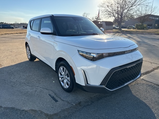 2023 Kia Soul LX's photo