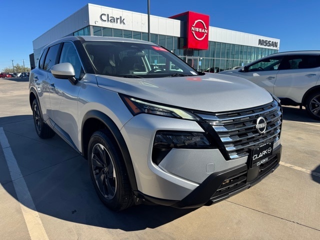 2024 Nissan Rogue SV's photo