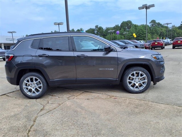 2023 Jeep Compass Latitude Lux photo 2