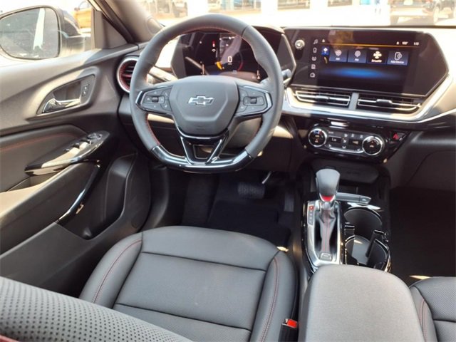 2025 Chevrolet Trax photo 2